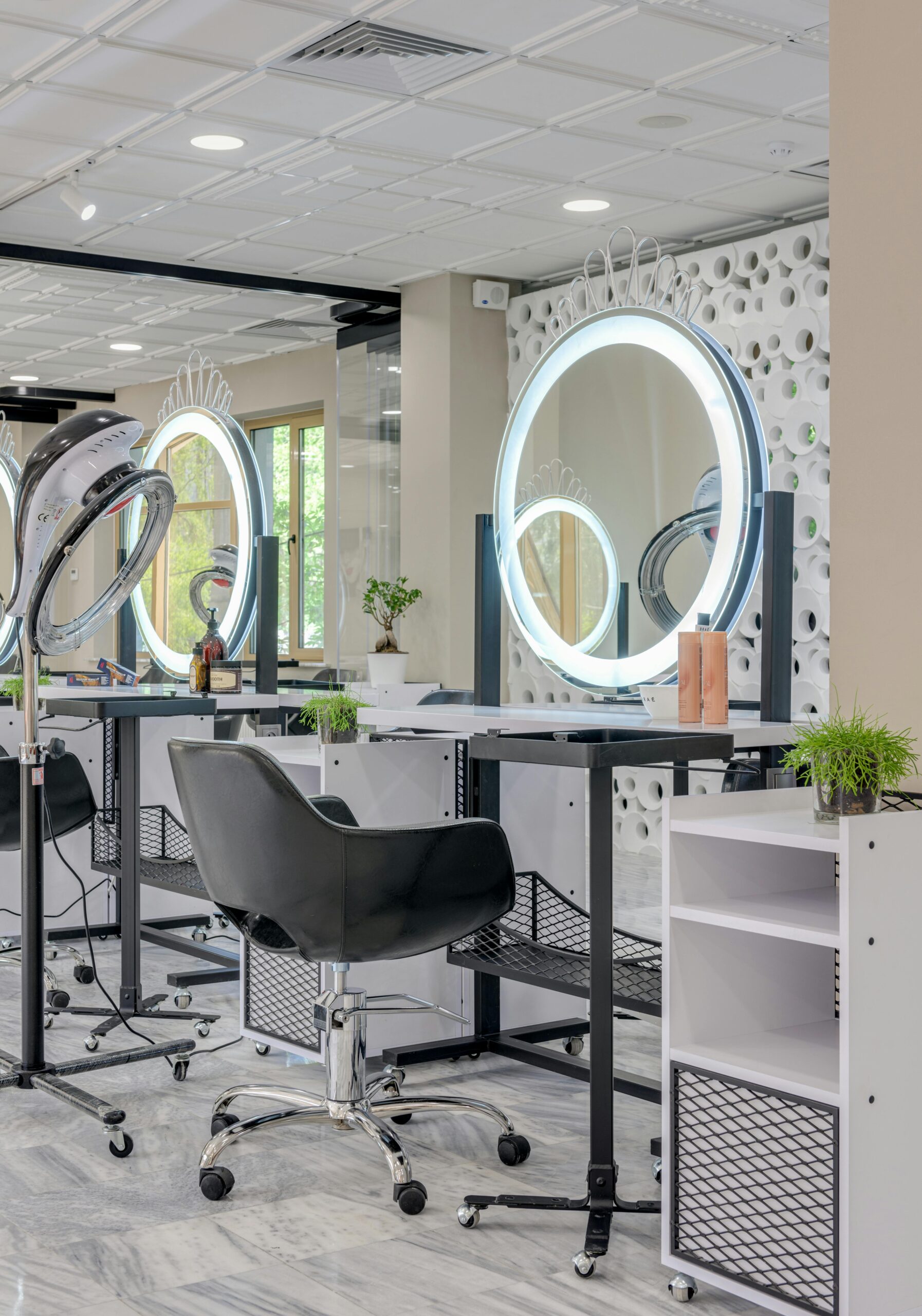 Elegant hair salon interior featuring sleek design and illuminated mirrors for a stylish beauty experience.